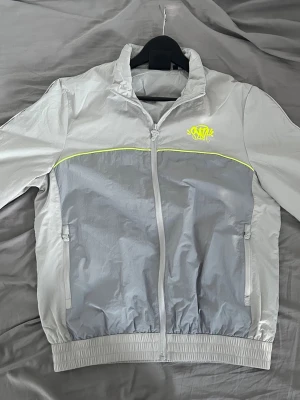Syna World Windbreaker  - Snygg Windbreaker från Syna World, perfekt nu inför sommaren. Den är helt oanvänd, och kvittot finns.
