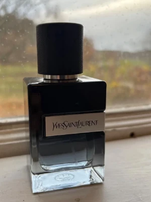 Y Eau de Parfum från Yves Saint Laurent - 2 ml = 49 kr 5 ml = 99 kr 10 ml = 179 kr