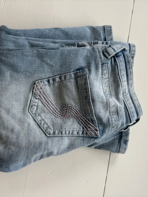 Ljusblå jeans från Gina Tricot - Ljusblå byxor från Gina tricot i strl M. För någon som antingen vill köpa dessa eller har ett par sådana i xs/s som vill byta.