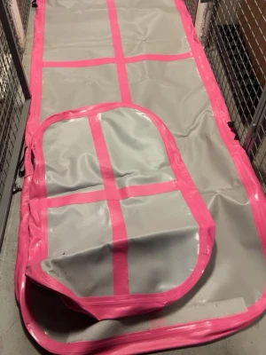 Stor grå och rosa airtrack - Två airtracks med pump!! Sparsamt använda…. Köpa endast om du kan hämta upp / eller om du bor i Östergötland så kan ja även lämna!