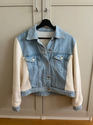Super snygg jeans jacka från Maje! - Knappt använd. Köpt på Vestiaire collective. Liten i storleken.