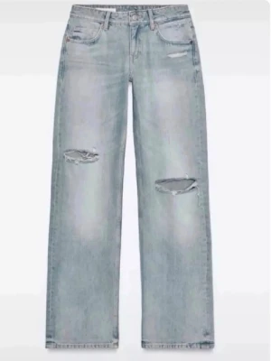 Slutsålda håliga Zara jeans, 32 - Snygga jeans från Zara som inte säljs längre. Är klippta längst ner men knappast använda🌸  Midjemått: 35cm  Innerbenslängd: 76cm