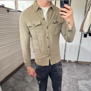 Hollister stickad overshirt - Tvärsnygg färg på denna‼️Mycket fint skick, inga defekter. Nypris ca 1000kr. Passar dig som är 170-180cm ungefär. Modellen är 185 cm, 75 kg. Skriv för mer information!🤝