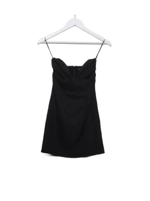 Cocktail klänning Pull&Bear  - Stilren svart kort klänning från Pull&Bear i storlek XS. Klänningen har en elegant design som passar perfekt till många tillfällen. Tillverkad i ett mjukt material som känns bekvämt mot huden.