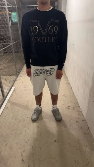 19V69 Italia tröja - Säljer nu min 19v69 Italia tröja i storlek M. Han på bilden är 180cm och väger runt 80 kg tveka inte på att höra av er om ni undrar något. Priset kan diskuteras vid snabb affär.