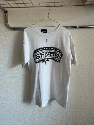 T-shirt vintage NBA - Denna vara kommer att auktioneras ut på på Humana x Plick Live den 8 juni klockan 19:30