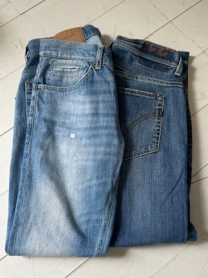 DONDUP jeans 2 par - DONDUP jeans 2 par. Ett par är storlek 32. Andra paret oklart. Rekommenderad ålder 14 år. Hör av dig vid frågor. 