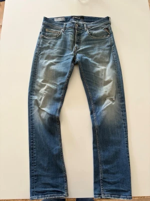 Replay jeans - Riktigt snygga Replay jeans i modellen grover. Storlek 30/30. Shyssta fades som passar perfekt till sommaren. Hör av dig vid frågor! 