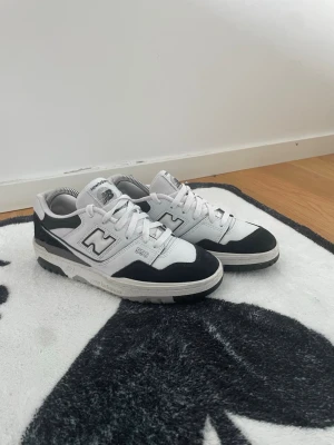 New Balance 550 svartvita sneakers - Säljer ett par New Balance 550 sneakers i svart och vitt. Andvänt väldigt få gånger så de är i väldigt bra skick. De är nog bara lite smutsiga.