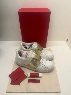 Valentino open - Säljer nu dessa jättefina Valentino open. Og box, dustbag, tre valentino kort och nya snören medföljer. Skriv för fler bilder/frågor😊