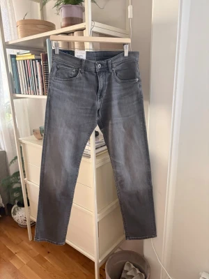 Pepe jeans jeans  - Stilrena gråa jeans ifrån Pepe jeans som aldrig använts. Jeansen är i slim modell och har inga defekter alls. 