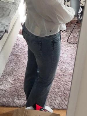 Blå bootcut jeans från Gina Tricot - Säljer ett par ljusblå bootcut jeans från Gina Tricot. De är i modellen glow low flare jeans och är i storlek 42. Endast använda 3 tillfällen och säljer för att de blev lite förstora för mig när jag började använda dem. Köpta för 499kr