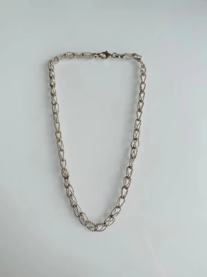 Äkta Silverhalsband  - Snyggt halsband i en flätad design. Halsbandet har ett klassiskt spänne i metall och ger en stilren och trendig look. Perfekt accessoar för att lyfta din outfit med en elegant touch.