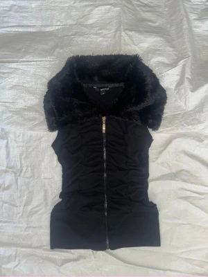 Topp - faux fur - Denna vara kommer att auktioneras ut på på Humana x Plick Live den 15 juni klockan 19:30