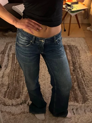 Zara lågmidjade jeans - Sååå snygga jenas från Zara som inte säljs längre! Pytte lite slitna där nere men ingen man tänker på! Midjemått: 39cm o innerbenslängd: 81cm💕 Jag är 166 för referens 💕✨