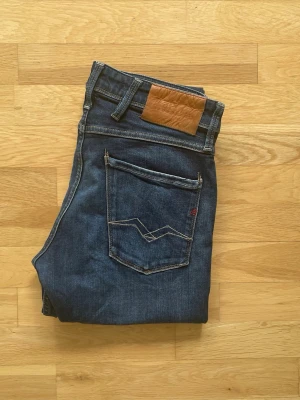 Replay jeans - Replay jeans | Skick 9 | Nyrpis ca 1500kr mitt pris endast 449kr! | modell: Anbass | Storlek - W30 L34 | Priset är ej hugget i sten! 🪨 | Hör av dig vid minsta fråga eller fundering!📩