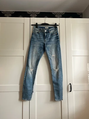Ripped jeans från Lindex - Fina slitna jeans, kommer inte till användning.