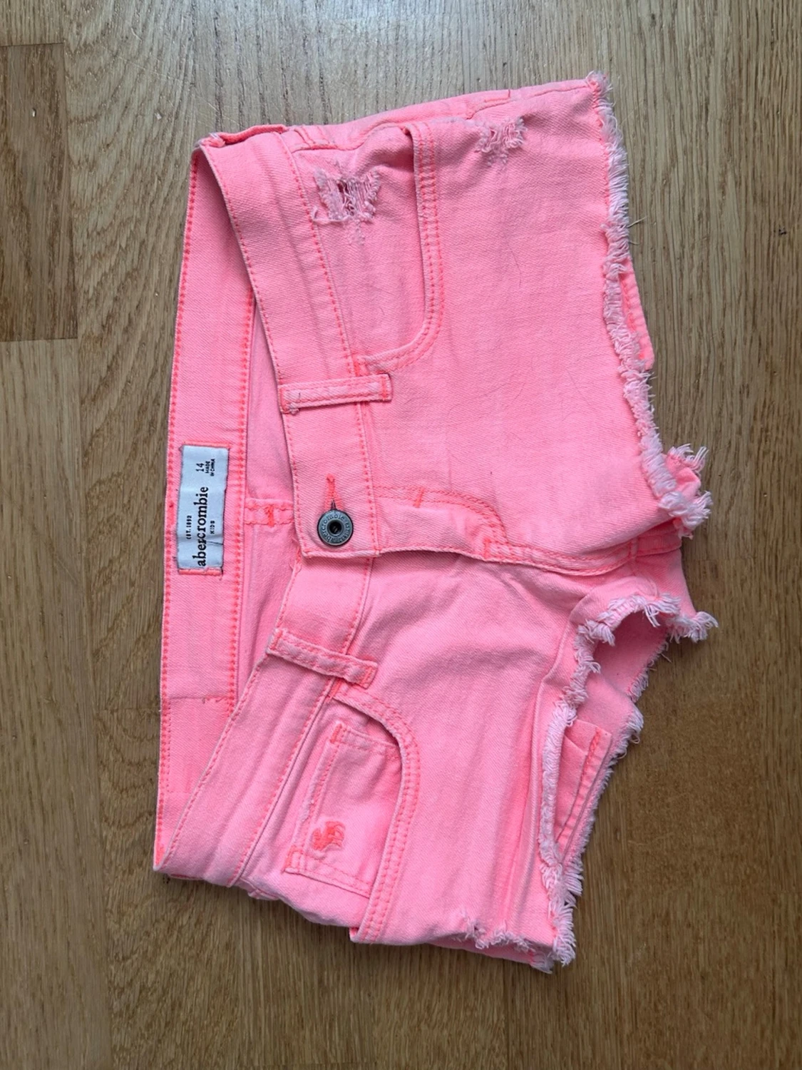 Neonrosa shorts från Abercrombie - 1