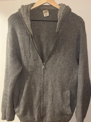 Grå stickad hoodie med dragkedja - Mysig grå stickad hoodie från Boggi Milano. Nypris 2499. As fet Hoodie i XL men som mer passat M/L