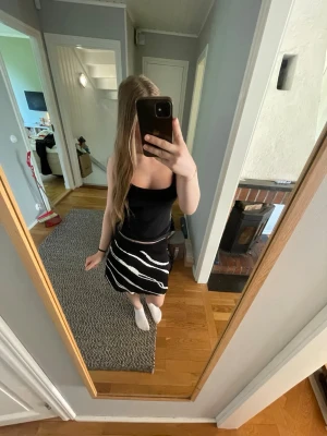 Kjol från Weekday - Zebra print kjol från Weekday i storlek s.
