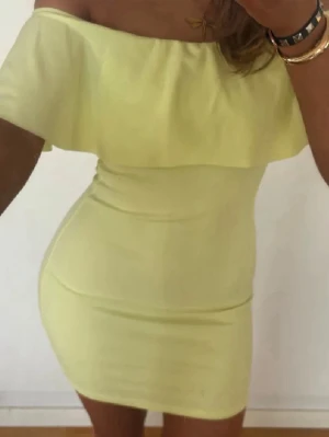 Gul offshoulder kortklänning - Gul kortklänning med offshoulder-design och volang upptill. Klänningen har en tight passform , den är perfekt för sommaren, fester, midsommarfirande osv. (INTE MINA BILDER)  tjejen på bilderna är 168 men passar mig som är 162. Klänningen har inga defekter, köpt för 550kr men säljer för 399kr. Klänningen är använd en gång!💞🌸