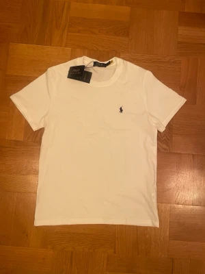 Polo Ralph Lauren T-shirt  - Vit polo Ralph lauren T-shirt som passar perfekt till sommaren storlek i storlek M 