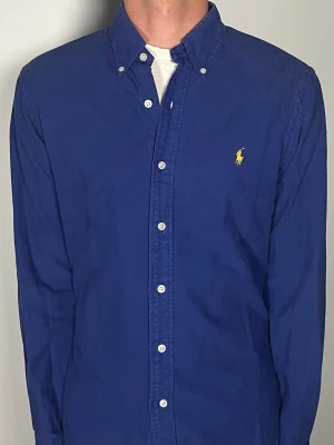 Ralph Lauren skjorta - Säljer en riktigt snygg och trendig Ralph Lauren skjorta i fint skick, storlek S, vid frågor är det bara att skriva //Gramenti