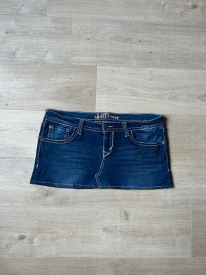Blå Y2K Mini Skirt Jeanskjol Wallflower Embroidery Storlek XXXL - Mycket fin kjol i blå färg. Kjolen är i mycket bra skick och sparsamt använda. |  Äkta som allt annat jag säljer! ✅ |  Storlek: XXXL / 46 | Skick: Mycket Bra Skick | Färg: Blå | Märke: Wallflower | Modell: Kjol |   Hör gärna av dig vid frågor så svarar jag så fort jag kan! 😁 |  (SKU - 156)