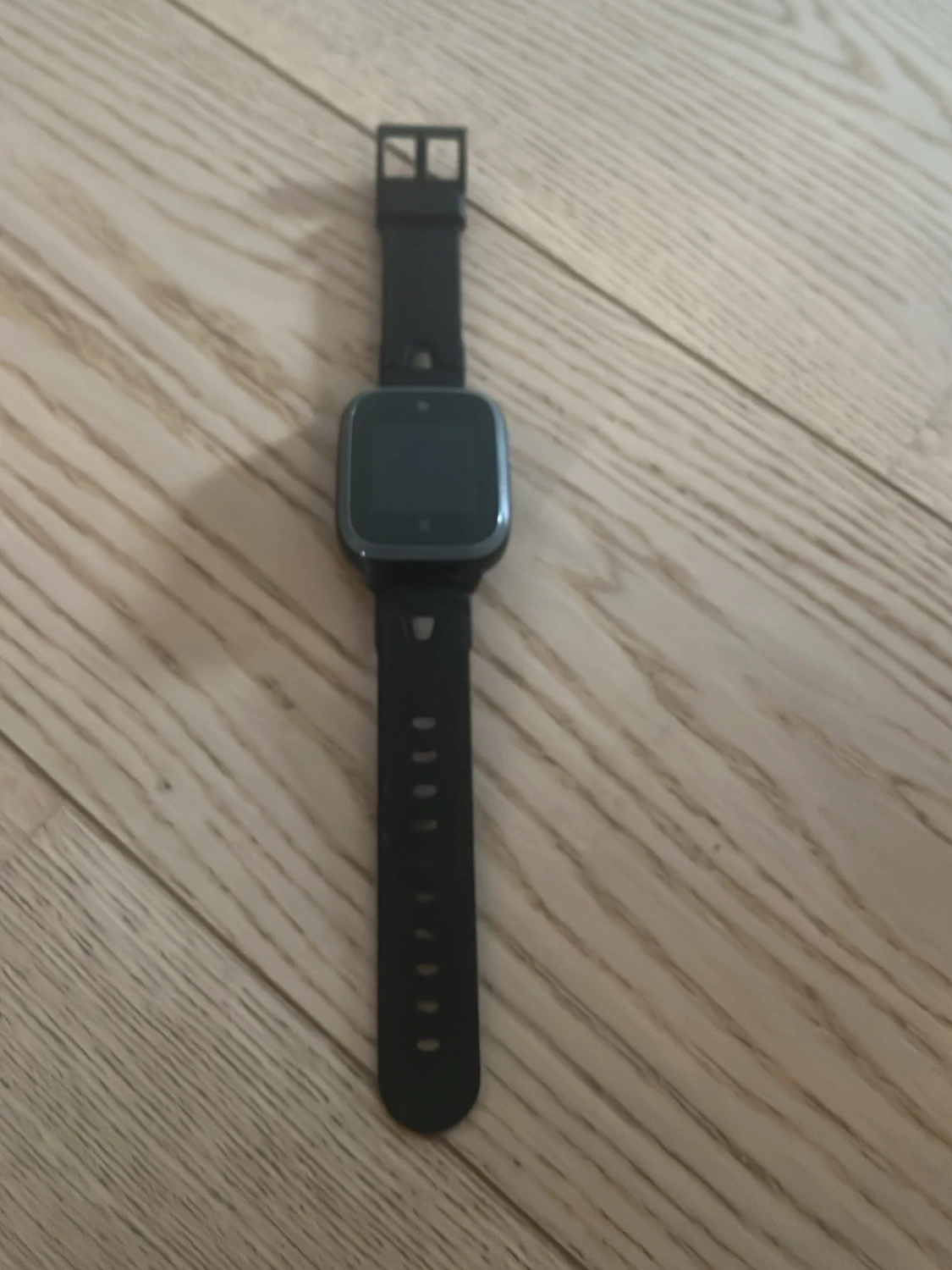 Svart smartklocka med silikonarmband