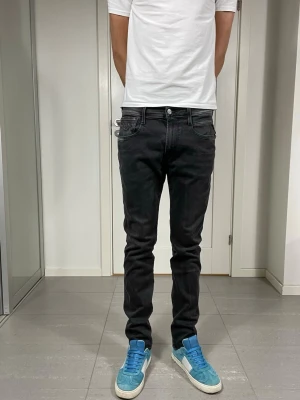 Replay Anbass Jeans - Säljer nu dessa Replay Anbass jeans, W32 o L32 med mått ca 41,5 o 105 cm. skriv för fler bilder/frågor🙌🏼