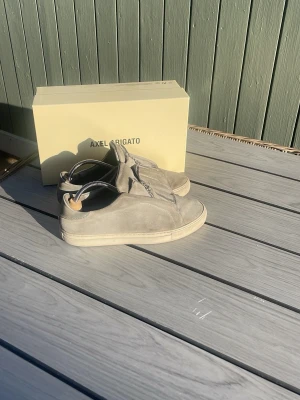 Arigato med zip  - Snygga arigatos me dragkedja. Helt okej skick funkar o använd ett tag till. Box kommer med. Bara o skriva vid frågor!