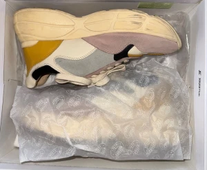 Färgglada skor från Steve Madden - Färgglada skor från Steve Madden i storlek 38/39. Har en skavank som syns på bilderna, men annars inte mycket använda och i bra form. 