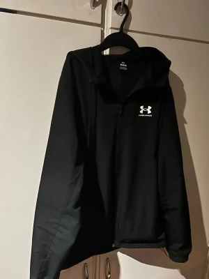 Under armour vindjacka  - Perfekt till lite kyliga dagar i sommar och höst. 