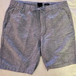 H&M linneshorts herr stl 48 / M | Oanvända - Sjukt sköna och fräscha linneshorts från H&M i herrmodell. Storlek EUR 48 (motsvarar Medium). Modellen är Relaxed Fit med en superbekväm resårmidja och dragsko. Sval och lyxig kvalitet i en mjuk linne- och bomullsmix. Shortsen är helt oanvända (lappen är borttagen men de är aldrig burna) och i absolut nyskick!  📐 Mått (mätt platt): Midja: ca 40cm  Längd yttersöm: ca 45cm Benbredd nertill: ca 25cm