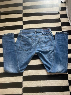 Ljusblå jeans från Dondup - Snygga ljusblå skinny fit jeans från Dondup med klassisk femficksmodell.Jeansen har raka ben och är tillverkade i mjuk bomullsdenim. Perfekta för en avslappnad och trendig look.