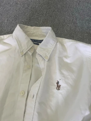 Vit Ralph Lauren skjorta - Säljer en riktigt stilig Ralph lauren skjorta i väldigt bra skick 🙌 | storlek S | hör av dig vid frågor! 🥂