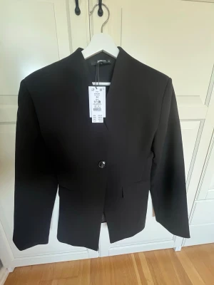 Svart kavaj från Gina Tricot - Helt oanvänd figursydd kavaj från Gina🫶🏼nypris 699kr