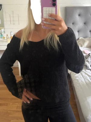 Svart stickad tröja  - Pris kan diskuteras! Super snygg svart stickad tröja från Pieces 💓 Passar xs och s! 