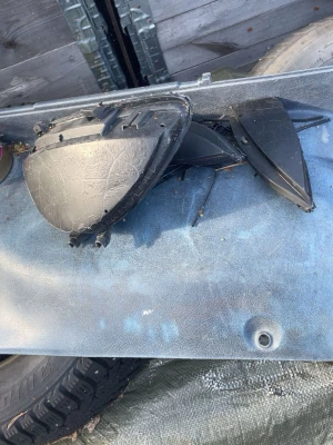 50 kr  - Två svarta sidospeglar till bil i plast. Speglarna har en kantig form och är avsedda för montering på fordon. Passar till dig som behöver reservdelar eller vill byta ut trasiga speglar på bilen.