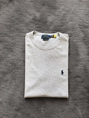Grå t-shirt från Polo Ralph Lauren - Tjena! Säljer nu denna Ralph lauren tshirten. Skicket är 10/10 inga skador, defekter eller hål. Storlek S, grå färg. Vid frågor kontakta gärna. Herr modell