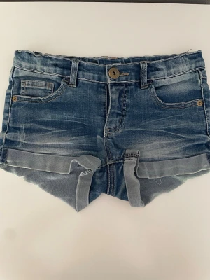 Blå jeansshorts  - Säljer ett par klassiska blå jeansshorts från Lab med uppvikta benslut och femficksmodell. Shortsen är lågmidjade och går att justera i midjan! Dom är i storlek xxs men skulle säga att de passar för xs också. Jättesnygga och perfekta till sommaren!! Pris kan diskuteras vid snabbt köp💕💕