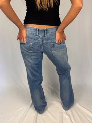 Jeans - Lågmidjade Jeans | Size: 33/30 | Fint skick, inga defekter | Modellen på bilderna är 168cm lång och väger 60kg | Mått: Ytterbenslängd: 97cm. Midjebredd: 46cm. Lårbredd: 30cm. Fotöppning: 21cm. Kontakta mig vid fler frågor eller funderingar!