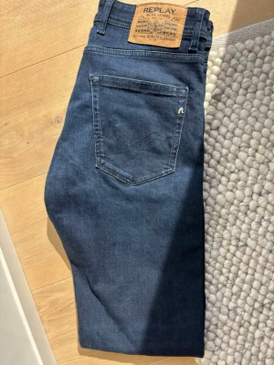 Replay jeans herr - Fina par Replay jeans i mörkare blå. Dom sitter riktigt bra och passar till mycket! Storlek: 30/32