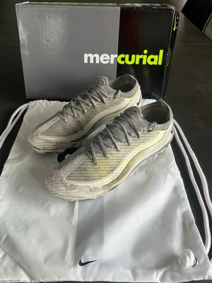 Nike Merciurial Fotbollskor Limited Edition - Säljer ett par Nike Mercurial fotbollsskor med originalkartong och oanvänd påse!  Skorna är använda men fortfarande i bra skick och fungerar som de ska. En dobbe på undersidan har dock gått sönder (se bild 4), vilket är taget hänsyn till i priset.  Pris kan diskuteras vid snabb affär.  Hör gärna av er vid frågor eller funderingar.  Mvh Hugo