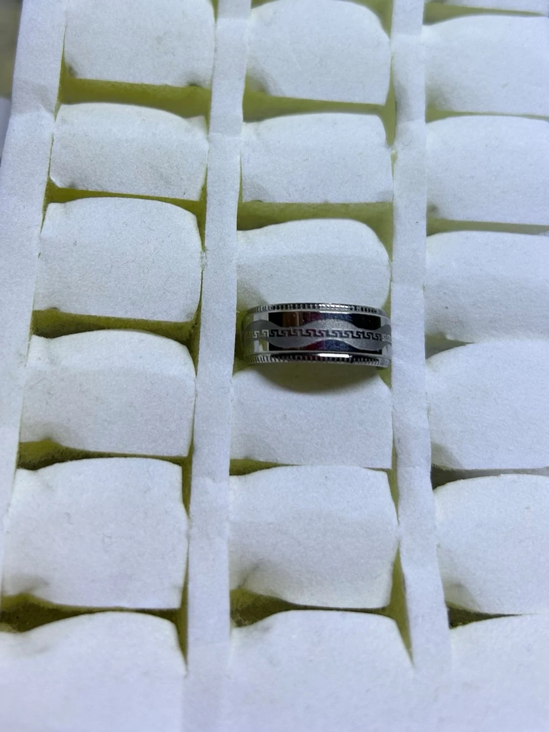 Silverfärgad ring med grekiskt mönster