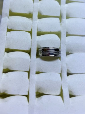 Silverfärgad ring med grekiskt mönster - Stilren ring i silverfärgad metall med ett klassiskt grekiskt nyckelmönster runt hela ringen. Ringen har en bred design och blanka kanter som ger en modern touch. Perfekt för dig som gillar minimalistiska men ändå unika accessoarer.  Helt ny , Stlk kvar 17-21 , samma frakt, 75kr/ st 