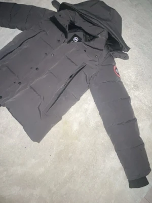 Canada goose jacka  - En grå canada goose jacka som håller värme perfekt. Jackan har ett hål inuti jackan som går och fixa enkelt.