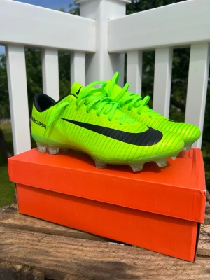 Nike vapor Lime Elite  - Köpte dessa för typ 5 månader sen finns märken på användning men du kan se på bilderna jag har tvättat dem och bilderna är tagna 3 juli 2026   Mitt pris 3k kan diskuteras!!  Meddela om du undrar något!!! 