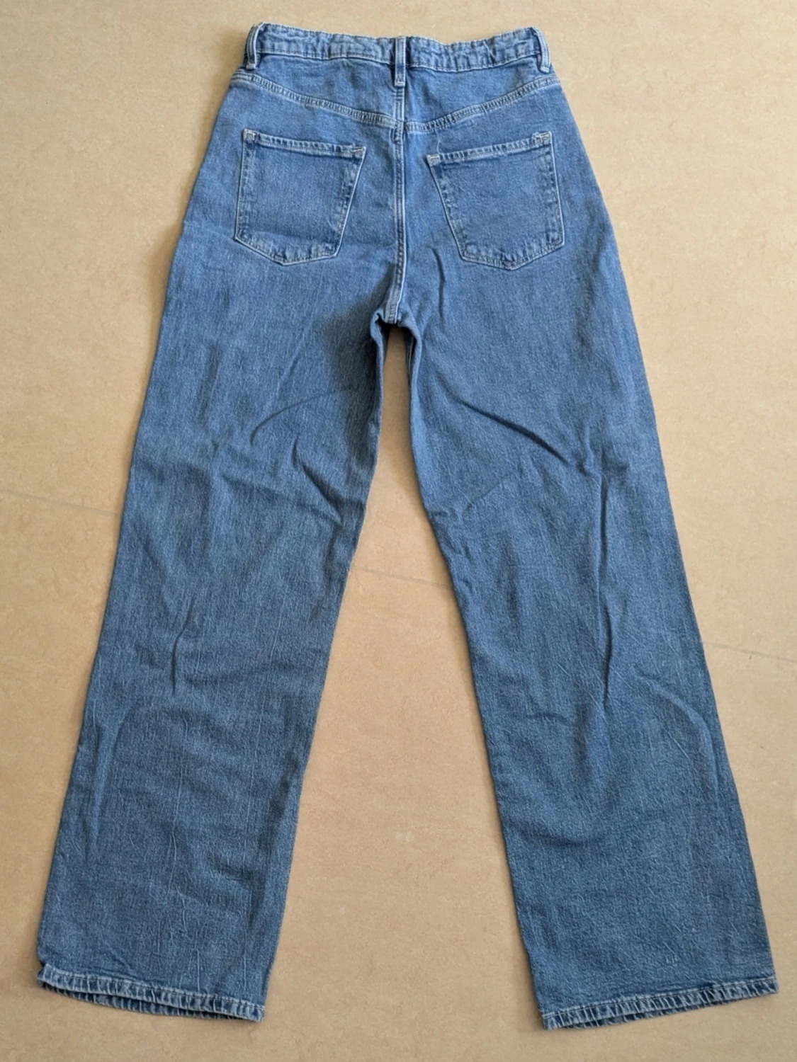 Blå raka jeans med slitningar - 1
