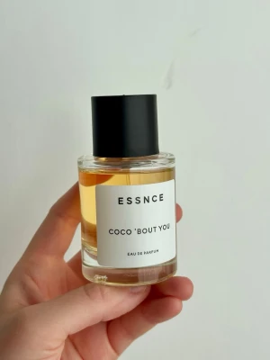 ESSNCE Coco 'Bout You Eau de Parfum - Parfymflaska från ESSNCE med doften Coco 'Bout you. Perfekta sommar doften för cocos älskaren. ☀️🥥 TOPPNOTER Ananas Kokos Pistage heart HJÄRTNOTER  Piña colada Kokosgrädde Heliotrop Tiaréblomma heart BASNOTER  Vanilj Karamell Mysk